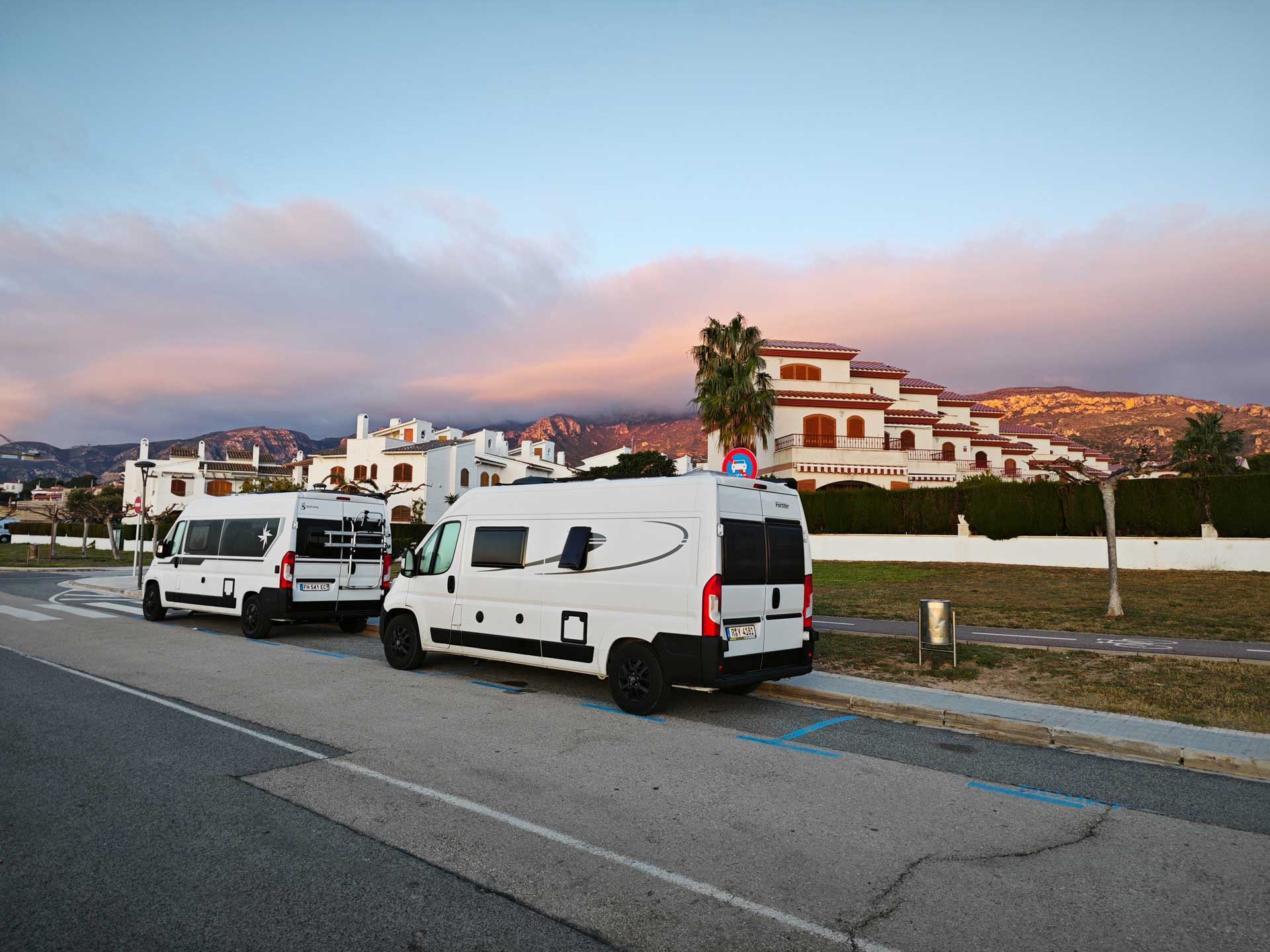 Zwei 4Star Campervans im Abendlicht